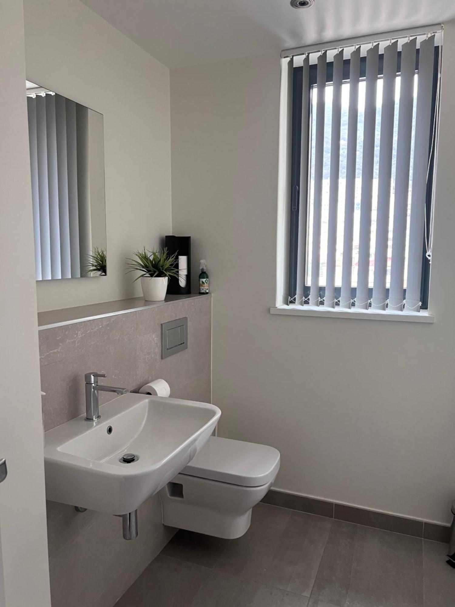 Deluxe 1-Bed Apartment In The City Centre 지브롤터 외부 사진